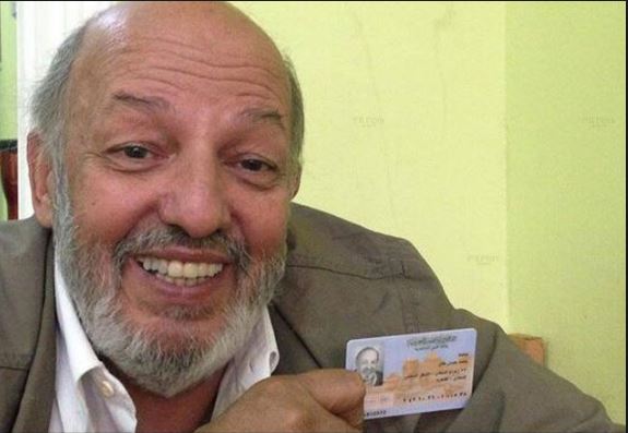 الراحل محمد خان بعد استلامه البطاقة المصرية